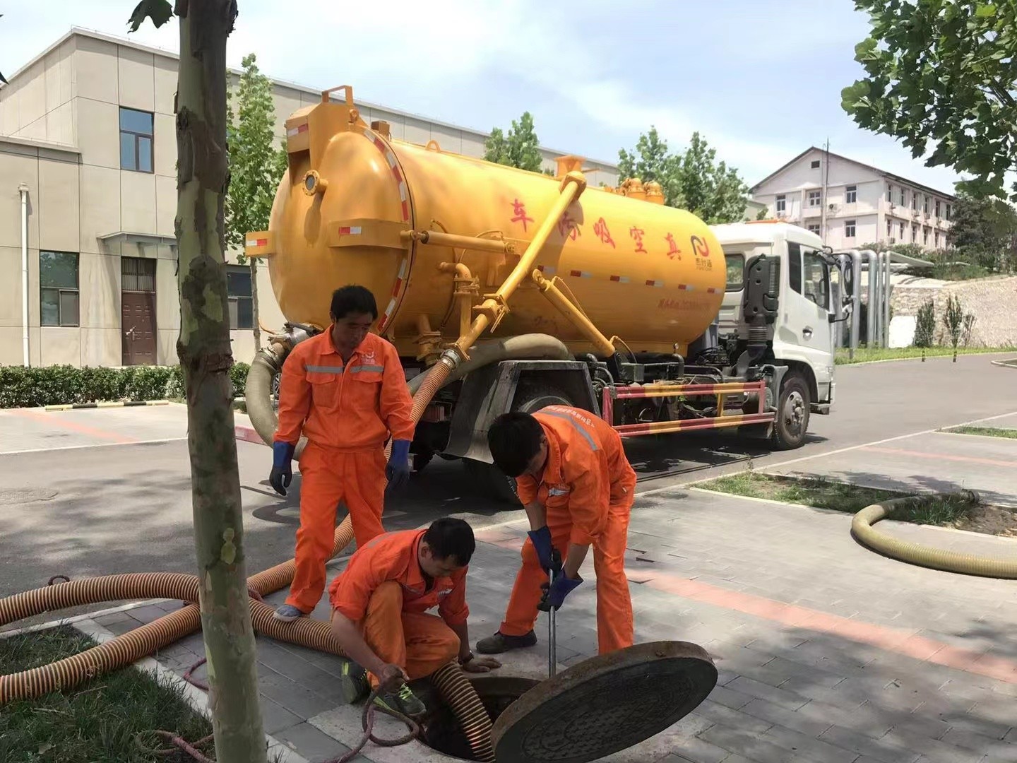 印台管道疏通车停在窨井附近