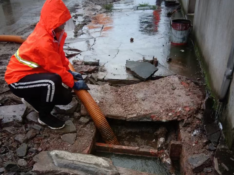 印台专业清理污水池 炜誉市政以规范流程守护城市 “肠道”